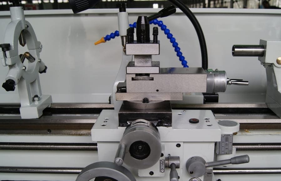 Manual lathe machine