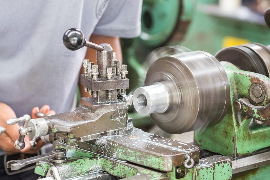 Manual lathe machining